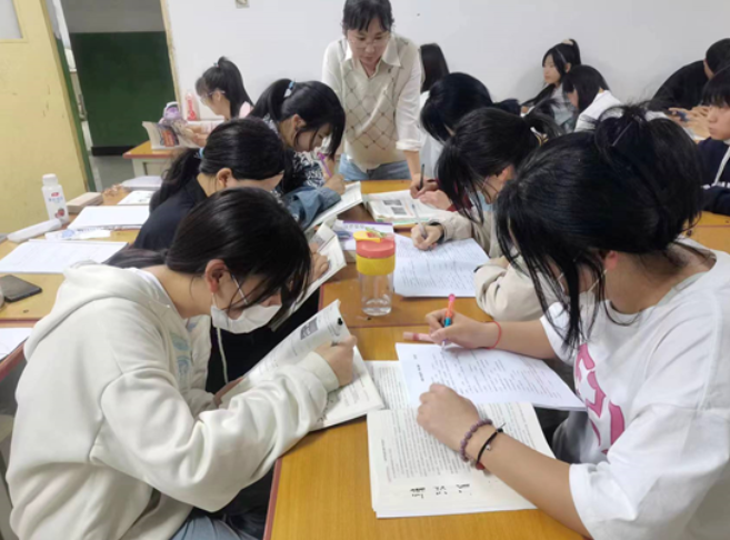 夜深不忘初心，教学不止课堂——西安建筑工程技师学院教务处专职教师晚自习辅导风采