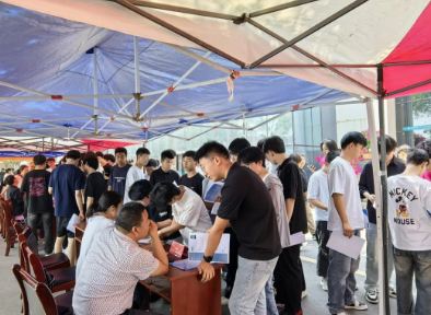 我院成功举办综合类招聘会，为学子开启实习、就业新征程