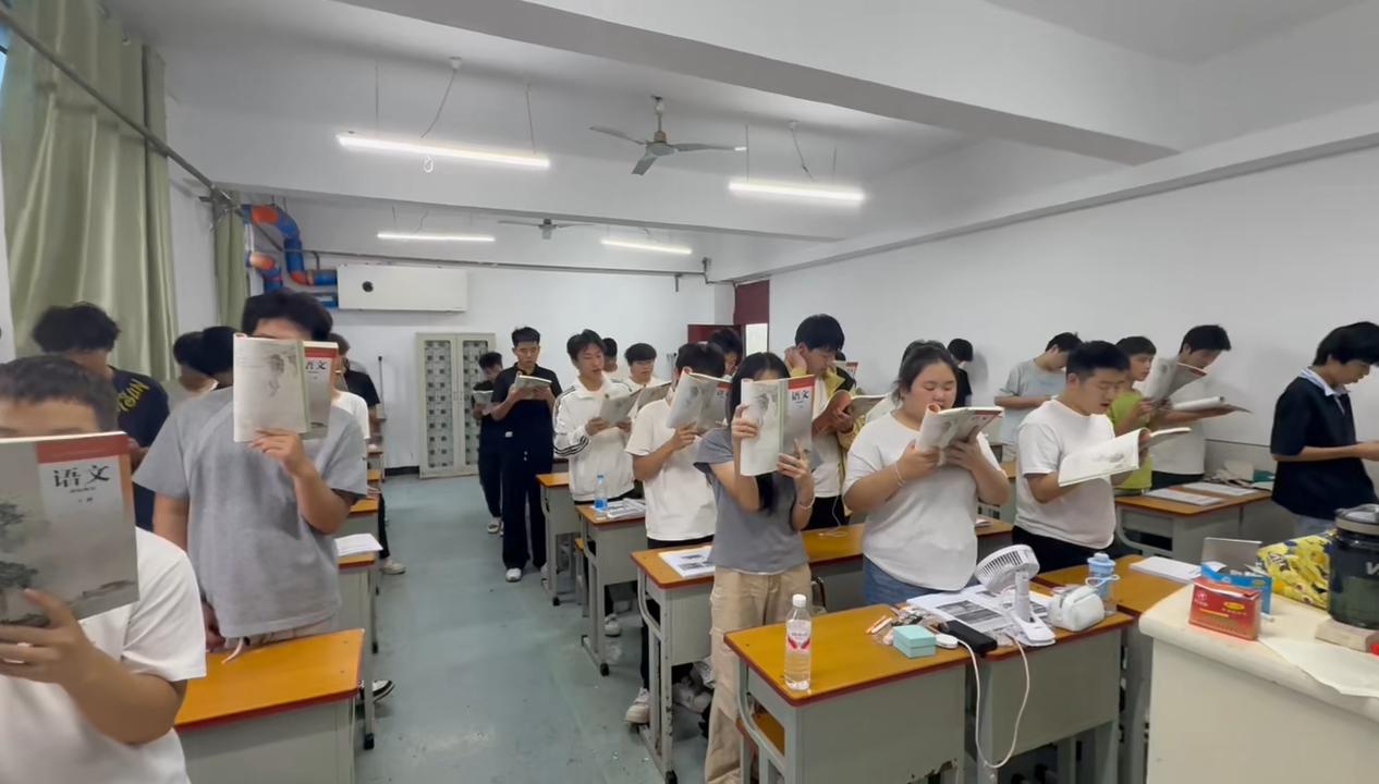 课前诵读润书香 经典赋能育新人——我院常态化开展课前三分钟经典诵读活动