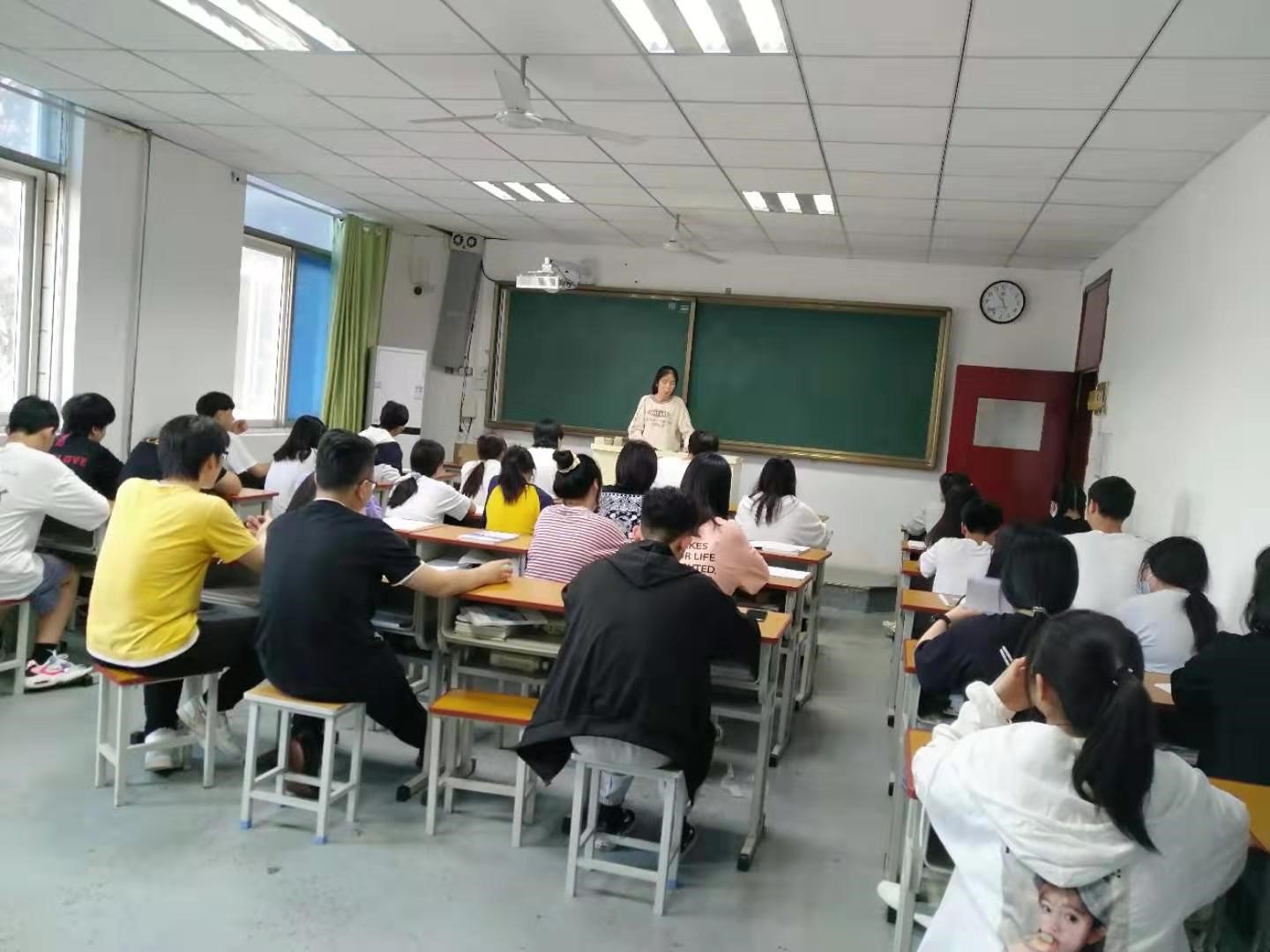 我院积极开展期中教学检查学生代表座谈会