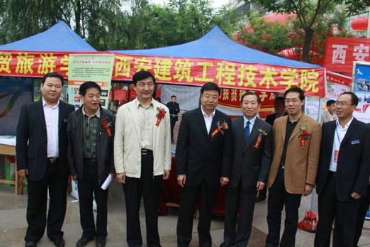 陕西省人力资源和社会保障厅沙德宪副厅长亲切看望我院参会代表(图1)