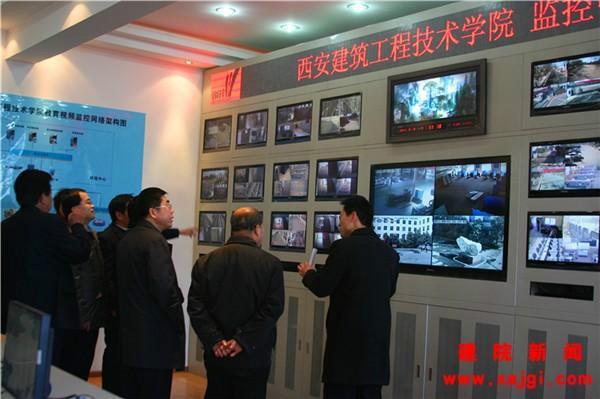 省厅专家组参观监控中心(图1)