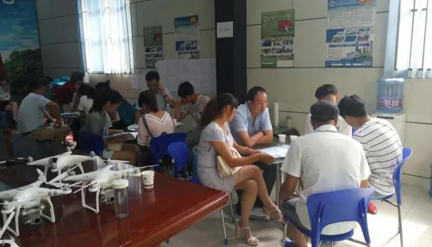 烈日炎炎，挡不住考生和家长报读西安建筑工程技师学院的热情!(图2)