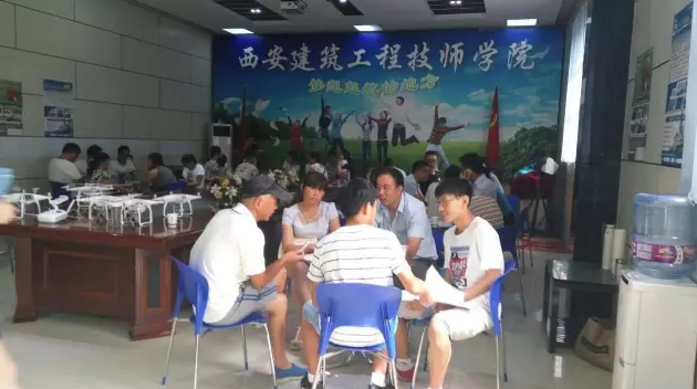 烈日炎炎，挡不住考生和家长报读西安建筑工程技师学院的热情!(图4)
