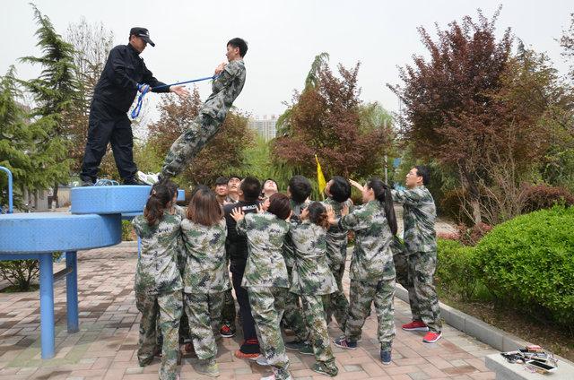 皮革制造、服装设计与制造专业的学生在我基地素质拓展训练圆满结束(图1)