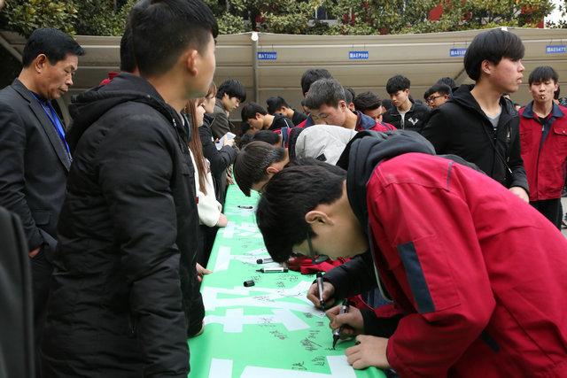 我院开展“垃圾不落地，校园更美丽”美化校园环境签名活动(图2)
