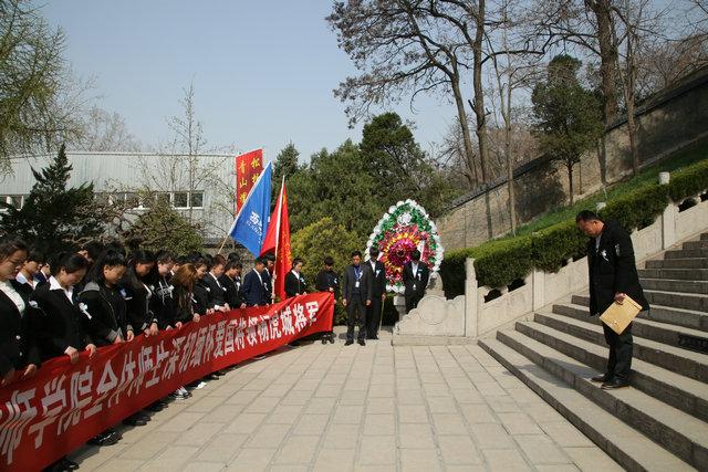 我院组织部分党员代表和学生干部代表参观杨虎城将军陵园(图2)