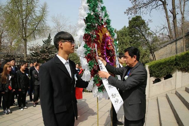 我院组织部分党员代表和学生干部代表参观杨虎城将军陵园(图3)