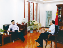 西安市市委组织部副部长、西安人社局局长李宁军与张院长亲切交谈(图1)