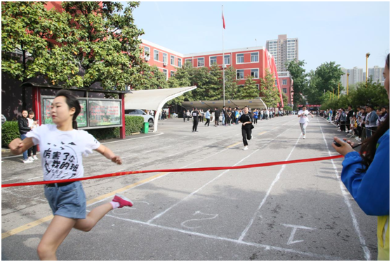 歌声与微笑在精彩的瞬间中荡漾——我院第十二届春季运动会胜利闭幕(图3)